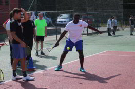 Persoas xogando a tenis II Encontro Multideporte Saúde Mental FEAFES Galicia