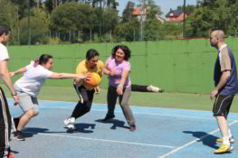 Persoas xogando a baloncesto II Encontro Multideporte Saúde Mental FEAFES Galicia