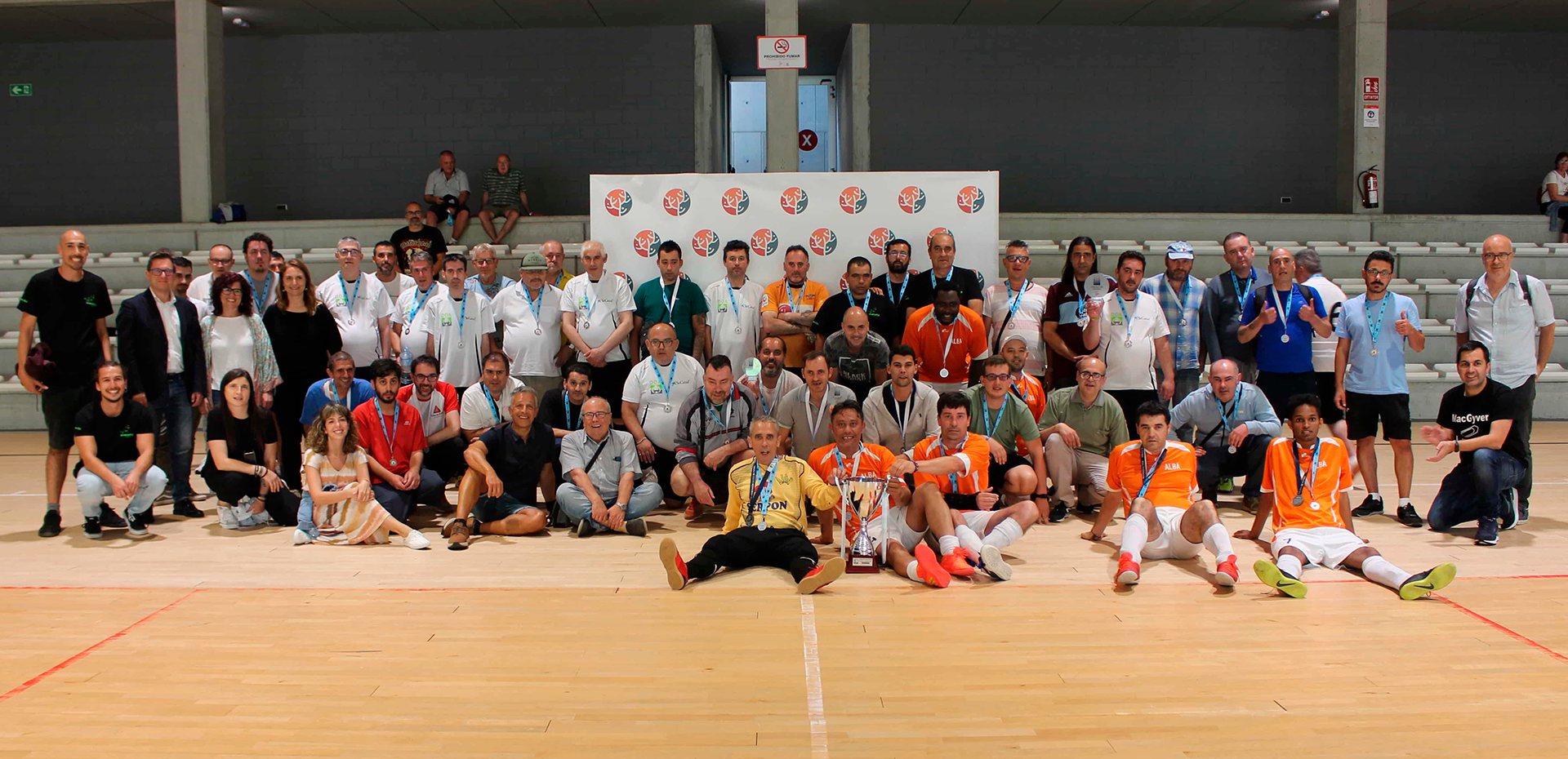 El equipo de la Asociación DOA, ganador del XIV Torneo de fútbol sala «Todos polo fútbol»