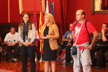 Los peregrinos de FEAFES Galicia fueron recibidos en el Pazo de Raxoi